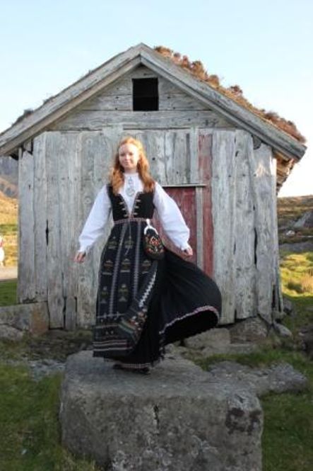 Hovedbilde Nordfjordbunad grønt liv og ...