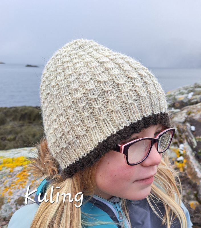 KULING, hue med dobbel vrangbord og fuskeflette